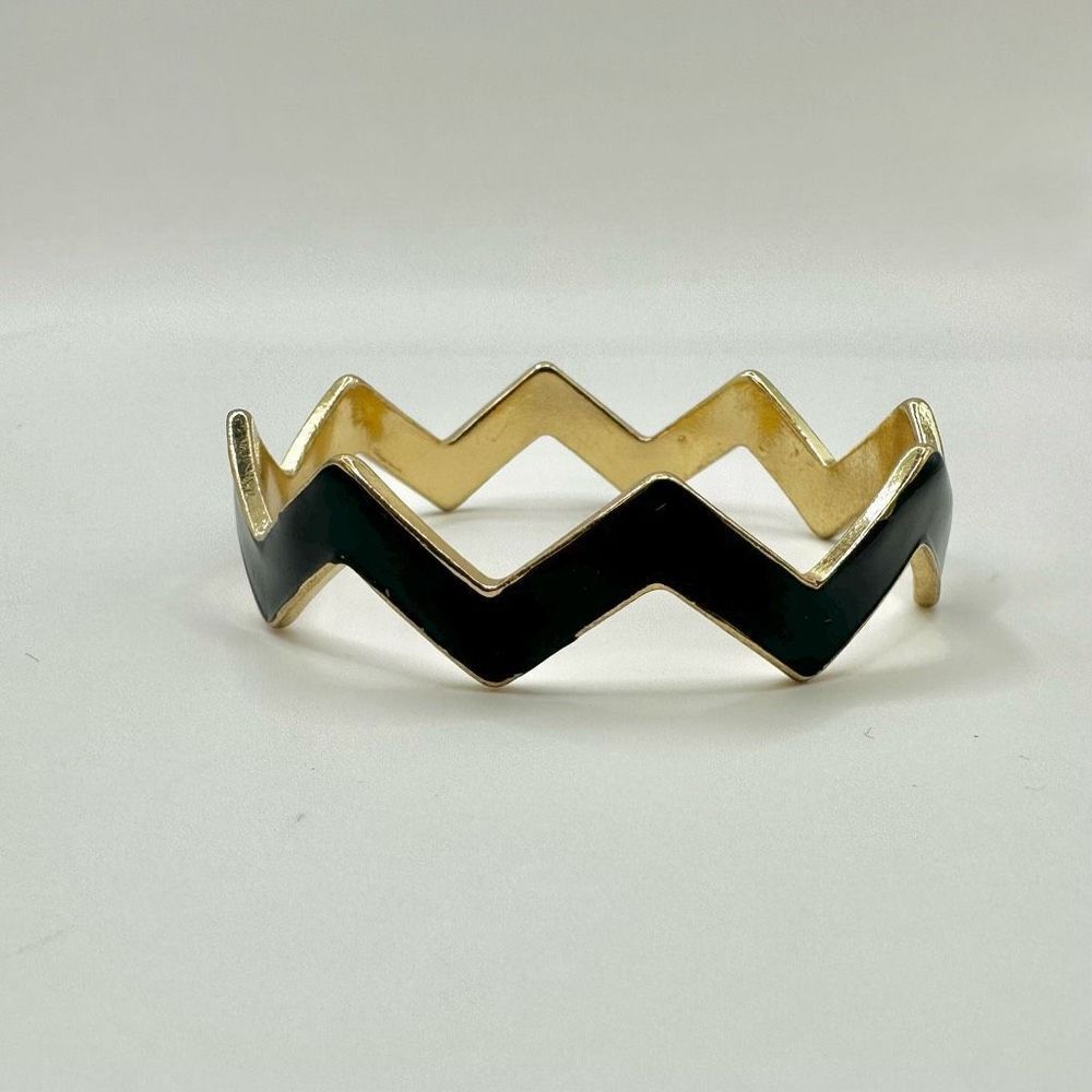 Black and gold tone zig zag bangle bracelet